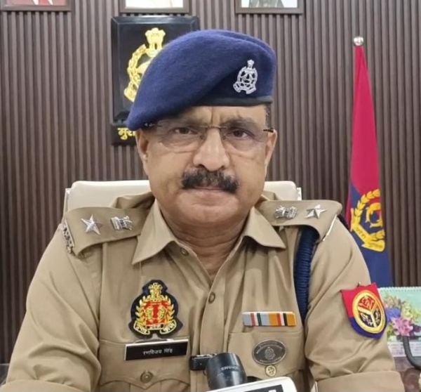 मुठभेड़ में गिरफ्तार गोकशी के दो आरोपितों की जानकारी देते पुलिस अधीक्षक नगर कुमार रणविजय सिंह।