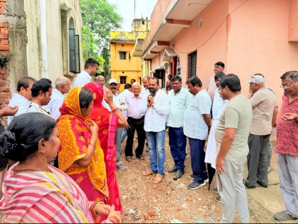 जन-समस्या सुनते कांग्रेस जिलाध्यक्ष आनंद बिहारी दूबे