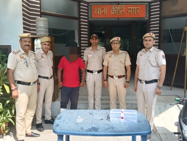 हत्या के मामले में गिरफ्तार आरोपित की फोटो