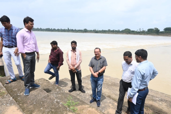 जिला प्रशासन क़ी टीम बाढ़ संभावित क्षेत्रों का दौरा कर स्थिति का जायजा लेेते हुए
