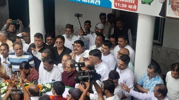 ददई दुबे की पार्थिव शरीर को श्रद्धांजलि देते कांग्रेस के नेता