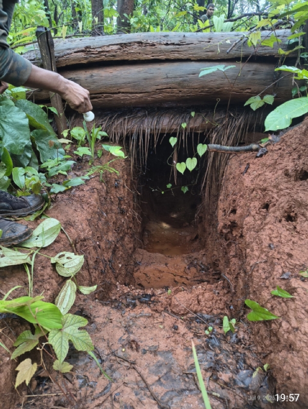 नक्सलियों से बरामद समान और बंकर
