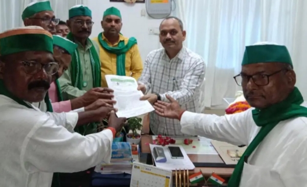 अपर आयुक्त डॉ. विश्राम को मांगों से भरा ज्ञापन सौंपते किसान प्रतीनिधि।