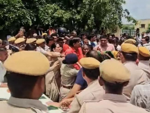 परिजनों ने पुलिस वाहन को रोकने की कोशिश की और जोरदार हंगामा किया।