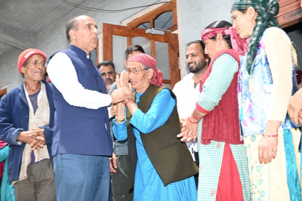सराज में आपदा प्रभावित लोगों से मिलते हुए जयराम ठाकुर।