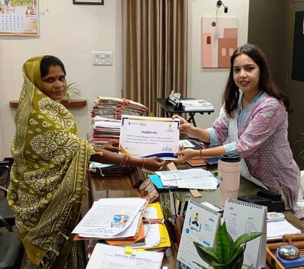 लखपति दीदी रमोतिन काे सम्मानित करते मुख्य कार्यपालन अधिकारी जिला पंचायत सुरूचि सिंह