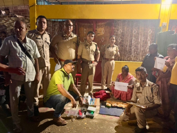 हेरोइन के साथ कछार पुलिस द्वारा गिरफ्तार आरोपित महिला की तस्वीर।