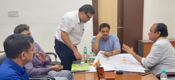 अधिकारियों संग बैठक करते मंत्री समेत अन्य