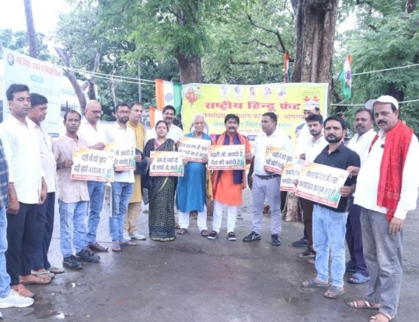 धरना देते लोग