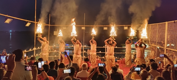 छत पर गंगा सेवा निधि की आरती