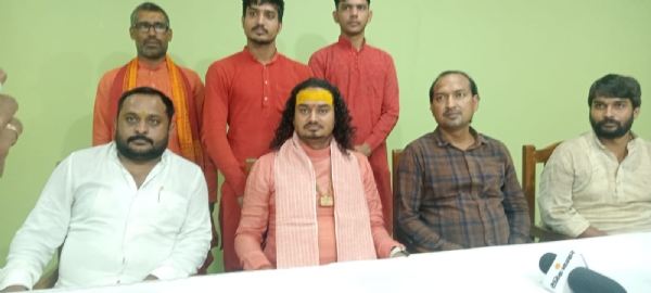 मीडिया से वार्ता करते हुए कथावाचक बालशुक आचार्य देवव्रत महाराज का छाया चित्र
