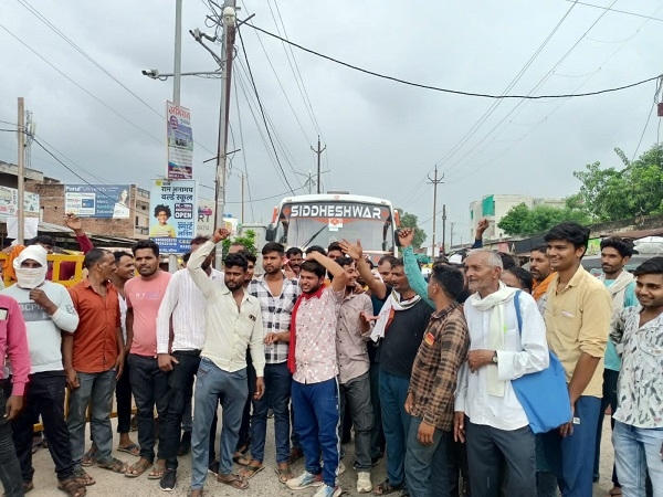 सुबह से लगे किसानों को नहीं मिली खाद तो मंडी में लगाया जाम