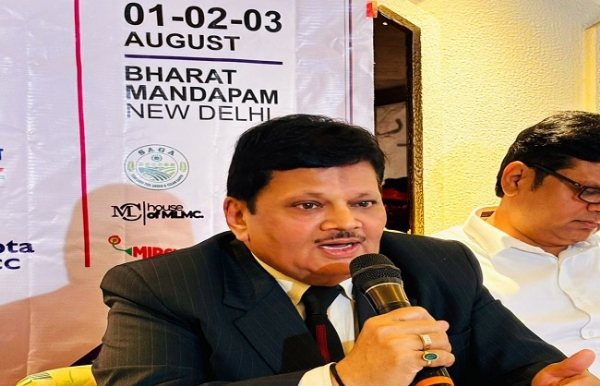 मीडिया को संबोधित करते कॉन्क्लेव समन्वय समिति के कृष्‍ण कुमार गुप्‍ता और अन्‍य