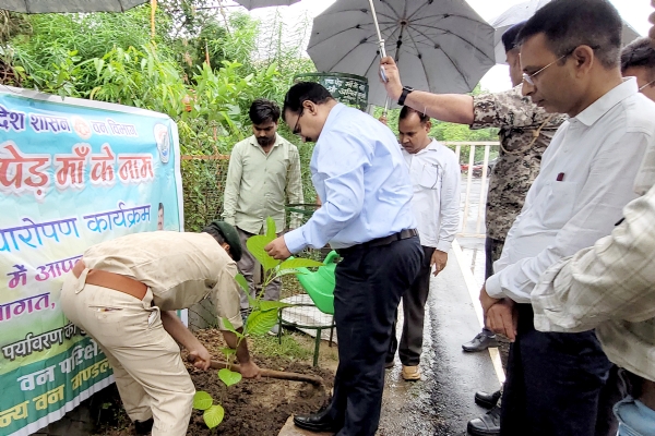 दमोह-जल जीवन मिशन के साथ अनेक कार्यो की समीक्षा के साथ संभागायुक्त ने दिये निर्देश