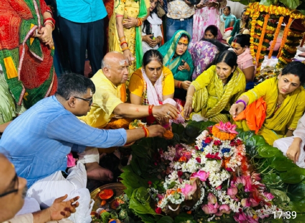 पूजा करते विधायक सरयू राय और अन्य मेहमान