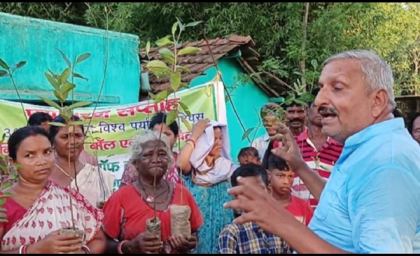 डायन प्रथा के विरुद्ध जागरूकता फैलाते सुनील आनंद