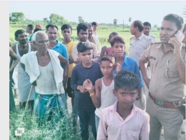 घटनाक्रम से आक्रोशित सड़क जाम करते ग्रामीण