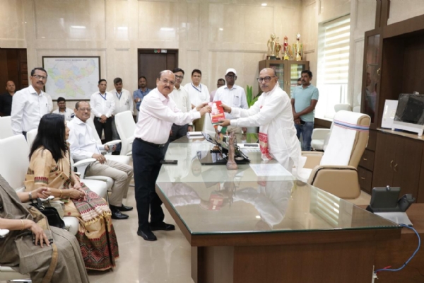 असम विधानसभा की समिति के सदस्‍यों से मिलते स्‍पीकर