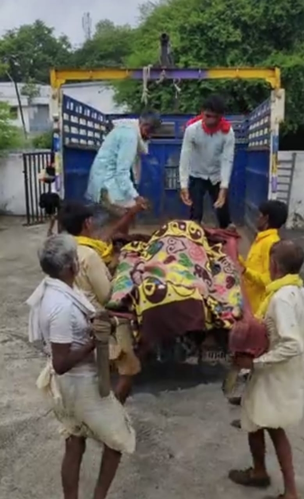 लटका मिला युवक का शव, जांच शुरु