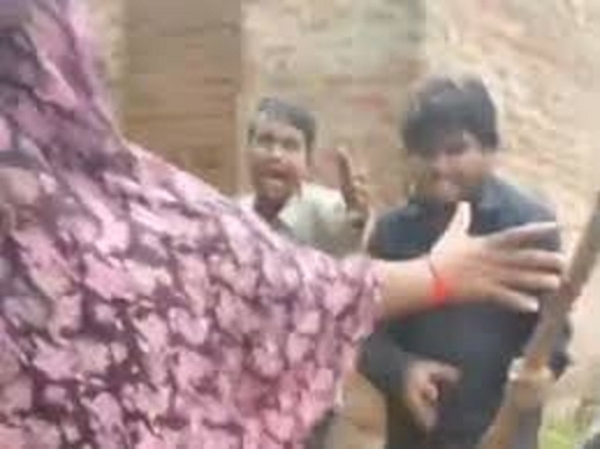 कीचड़ फैलाने काे लेकर दाे पक्षाें में विवाद