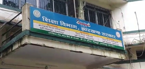 पीड़ित छात्रा आसिफ खान और पिता आरिफ खान