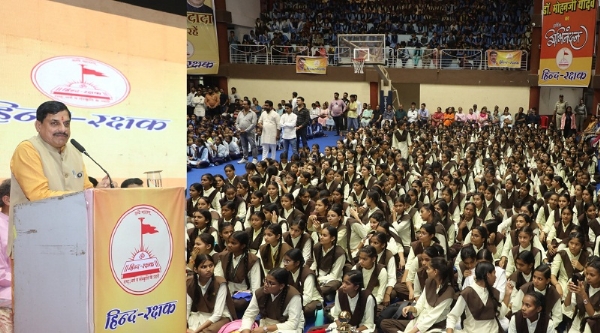 पुण्योदय प्रकल्प कार्यक्रम के तहत विद्यार्थियों के लिए आयोजित पुस्तिका वितरण कार्यक्रम