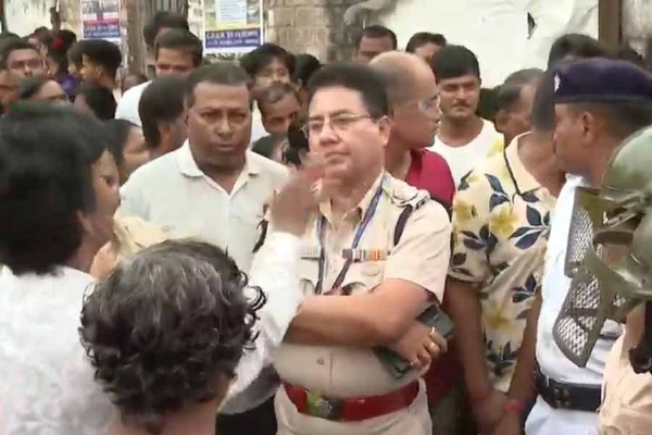 प्रदर्शनकारियों को समझाने का प्रयास करते पुलिस अधिकारी