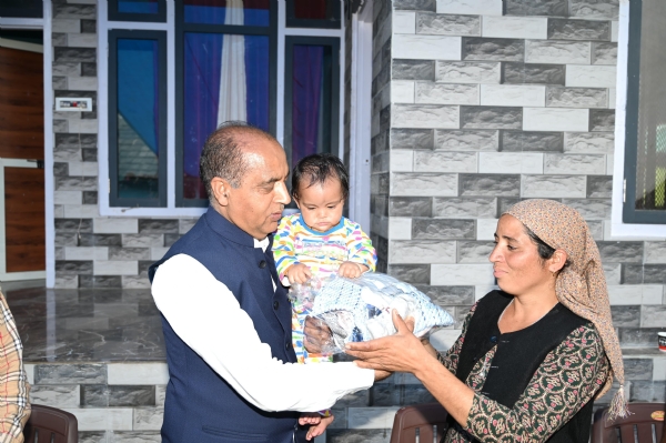 मासूम निकिता को गोद में उठाकर दुलारते हुए जयराम ठाकुर।