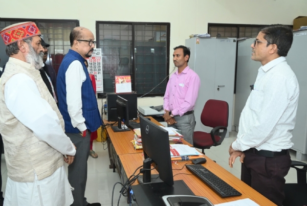 राज्यपाल डेका अटल बिहारी बाजपेयी विश्वविद्यालय बिलासपुर का निरीक्षण करते