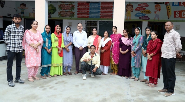 स्वर्ण पदक विजेता छात्रा अनिशा को सम्मानित करते मुख्याध्यापक नरेंद्र सेठी व स्टाफ सदस्य।