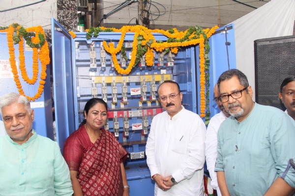शालीमार बाग के बीएच जनता फ्लैट्स में शनिवार को ओवरहेड बिजली की तारों को भूमिगत करने की पायलट परियोजना का उद्घाटन करती मुख्यमंत्री रेखा गुप्ता किया गया।