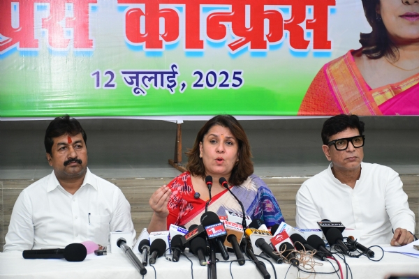 AICC सोशल मीडिया विभाग की अध्यक्ष सुप्रिया श्रीनेत ने प्रेस कॉन्फ्रेंस को संबोधित करते