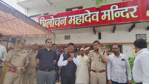 अधिकारियों एवं स्थानीय लोगों को संबोधित करते हुए जिलाधिकारी