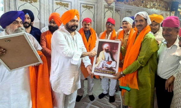 कानपुर में यात्रा के संयोजक सरदार परविंदर सिंह व रमिंदर सिंह ने जिला अध्यक्ष अनिल दीक्षित को गुरु तेग बहादुर साहिब जी का चित्र भेंटकर स्वागत किया का छायाचित्र