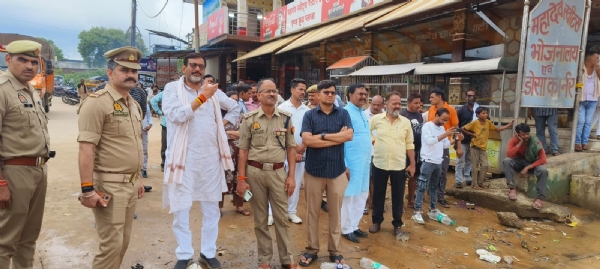 उप्र के चित्रकूट की मंदाकिनी नदी में आई बाढ़, रामघाट मुख्य मार्ग पर चल रहीं नावें