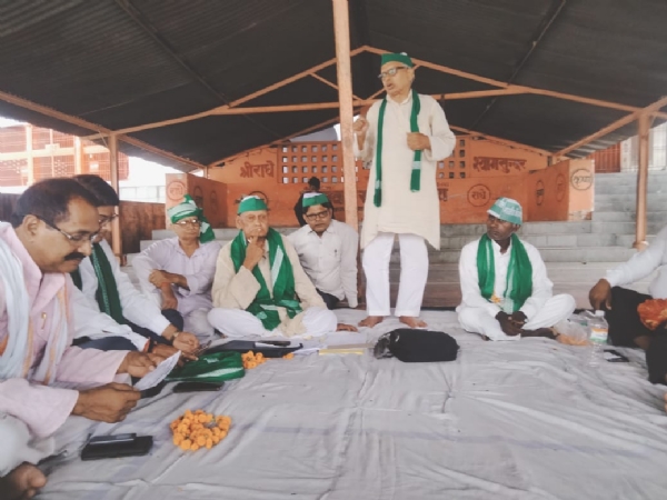अहरौरा स्थित दुर्गा जी मंदिर परिसर में आयोजित बैठक में बोलते पदाधिकारी।