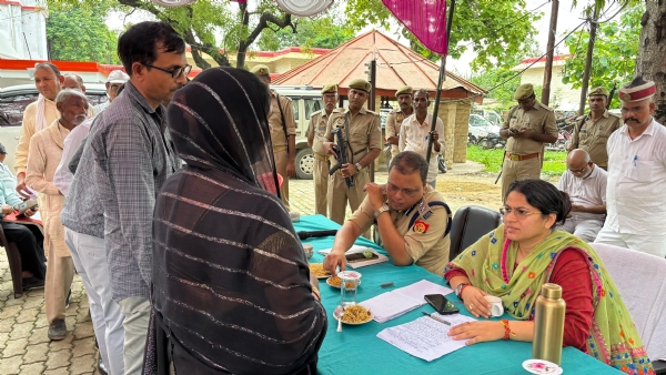 लालगंज थाना परिसर में आयोजित समाधान दिवस पर फरियादियों को सुनती डीएम प्रियंका निरंजन व एसपी सोमेन बर्मा।