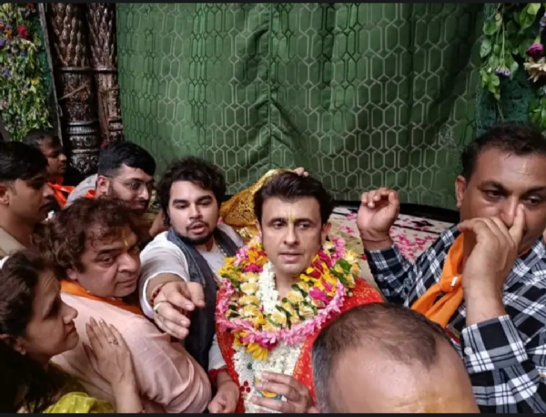 अमृत सेवा महोत्सव में शिरकत करते हुए सिंगर सोनू निगम