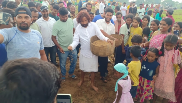 हल चलाने के बाद धान बुआई करते देवेंद्रनाथ