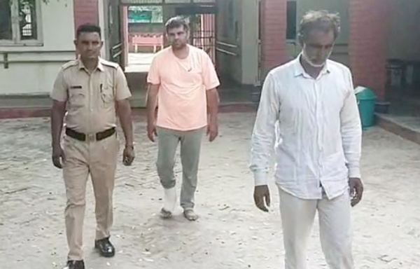 सोनीपत:आरोपियों को अदालत में ले जाते हुए पुलिसकर्मी