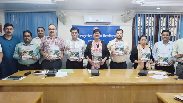 विवरणिका का लोकार्पण करते हुए कुलपति डॉ वंदना सिंह एवं अन्य सहयोगी