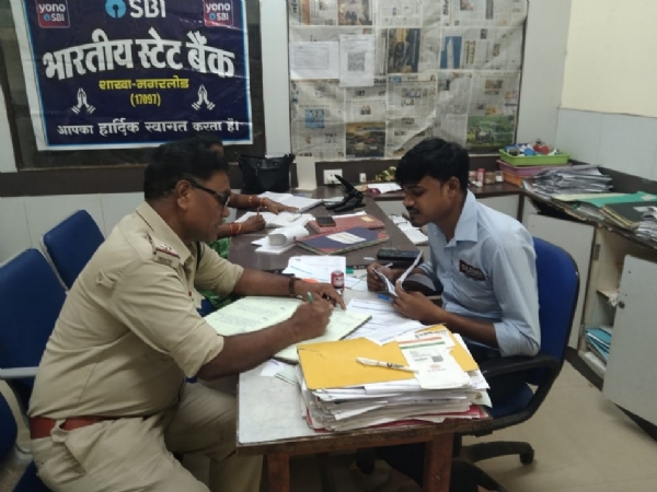 भारतीय स्टेट बैंक शाखा मगरलोड में सुरक्षा व्यवस्था जांचते हुए पुलिस अधिकारी।
