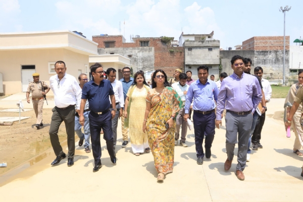 निरीक्षण के दौरान यूनानी मेडिकल कॉलेज परिसर में अधिकारियों के साथ प्रमुख सचिव संयुक्ता समद्दार