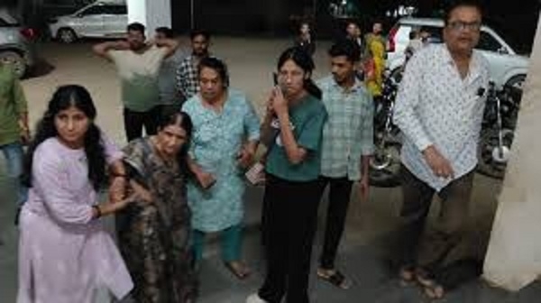 राऊ-खलघाट फोरलेन पर कार सवार परिवार के साथ लूट