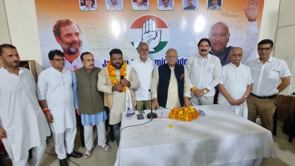 किसान परकाेशठ के अधयका का सवागत करते कांगरेस के नेता