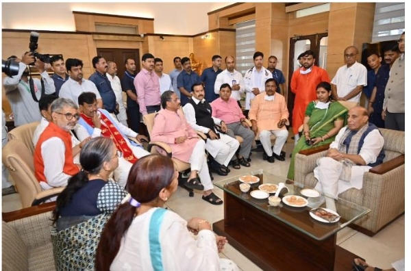 केजीएमयू में भाजपा नेताओं के साथ राजनाथ सिंह