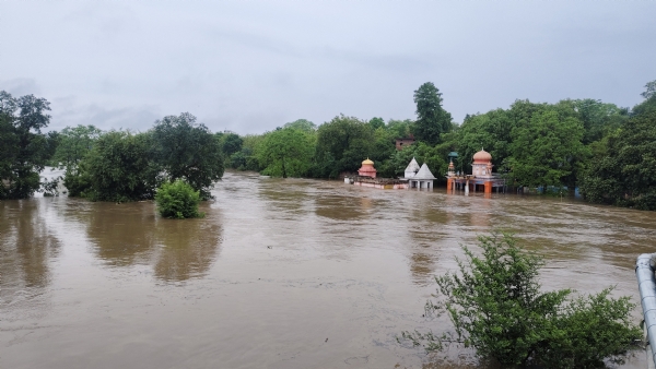 उप्र के चित्रकूट की मंदाकिनी नदी में आई बाढ़, रामघाट मुख्य मार्ग पर चल रहीं नावें