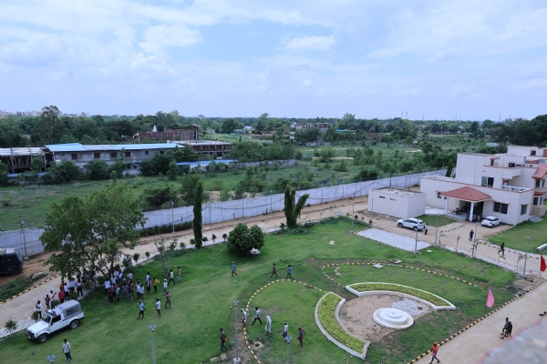 मुख्यमंत्री नीतीश कुमार बेटा में निर्माणधिन एसडीआरएफ बिल्डिंग का निरीक्षण करते