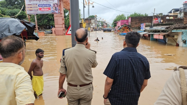 उप्र के चित्रकूट की मंदाकिनी नदी में आई बाढ़, रामघाट मुख्य मार्ग पर चल रहीं नावें