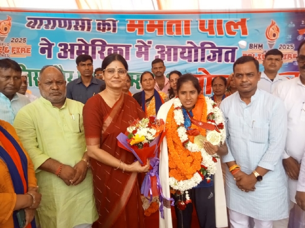 केंद्रीय मंत्री अनुप्रिया पटेल  ममता पाल को  सम्मानित करती हुई